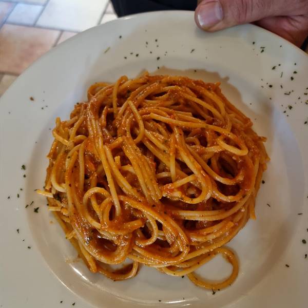 Spaghetti al pomodoro e pesto al Kapuziner in centro a Riva del Garda #lagodigarda #mangiarbene